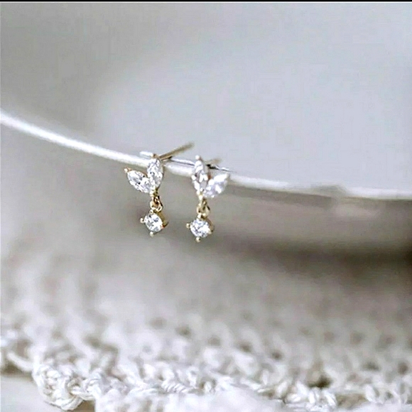 Gold or silver plated .925 sterling french zirconia clover stud earrings; nwot - Picture 4 of 6